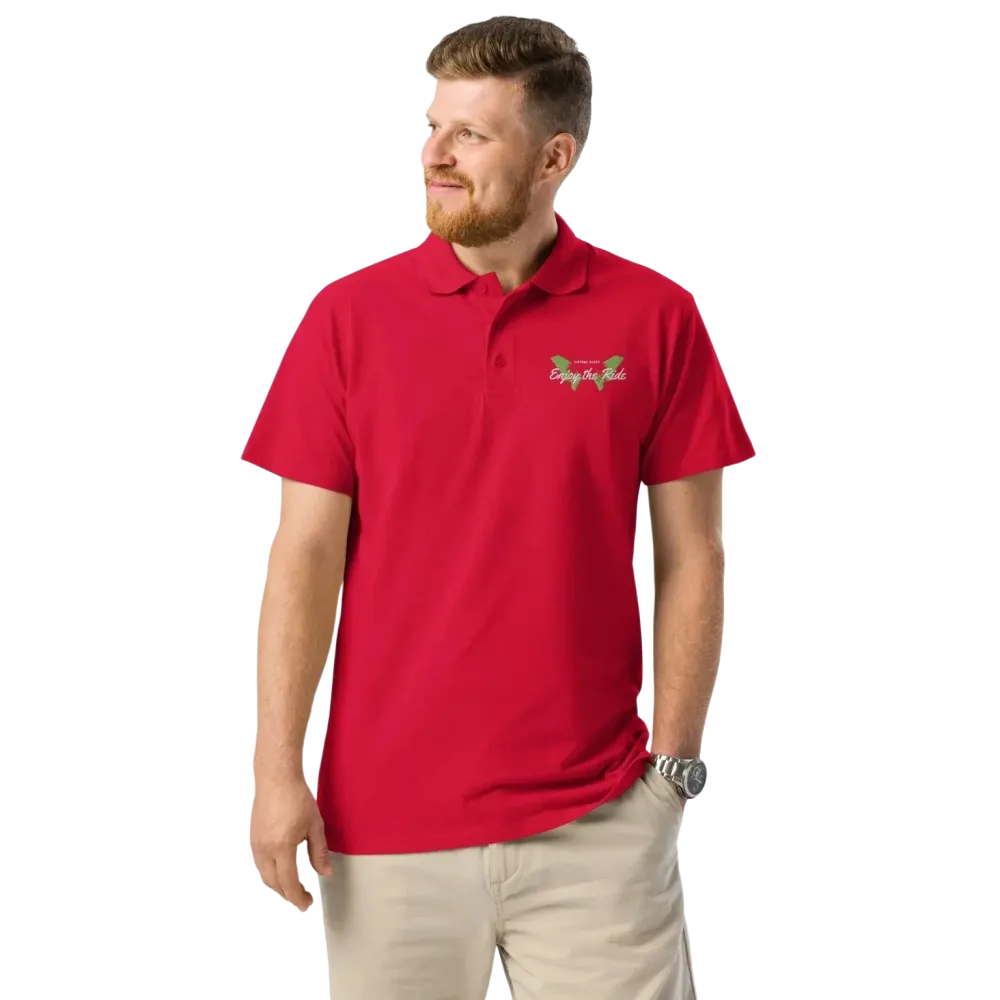 Unisex Poloshirt von BUYATHOME24, rotes Pique-Design mit Knopfleiste, geripptem Kragen und Stickerei, Freizeitkleidung, vorne sichtbar.