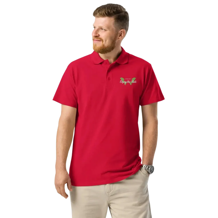 Unisex Poloshirt von BUYATHOME24, rotes Pique-Design mit Knopfleiste, geripptem Kragen und Stickerei, Freizeitkleidung, vorne sichtbar.