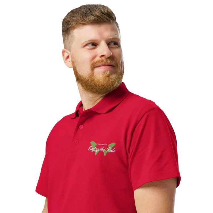 Unisex Poloshirt von BUYATHOME24 aus Piqué-Stoff, rotes Design mit Knopfleiste, geripptem Kragen und Stickerei vorne.