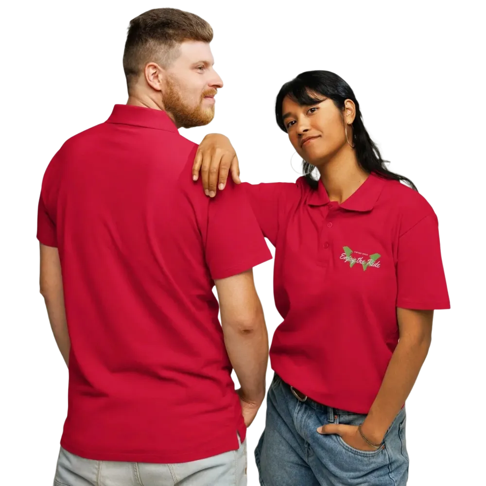 Unisex Poloshirt von BUYATHOME24, rotes Piqué-Design mit besticktem Logo, gerippter Kragen, Knopfleiste, vorne und hinten.