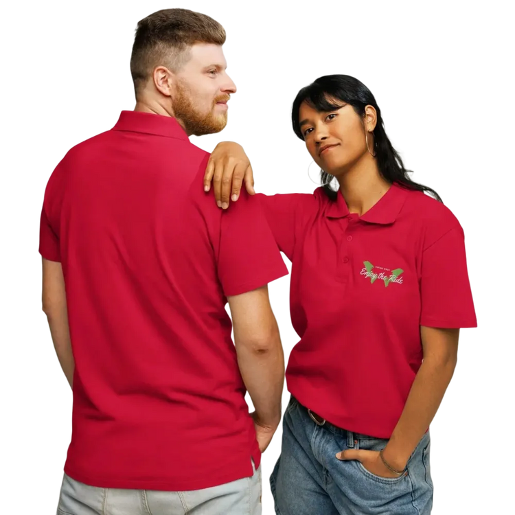Unisex Poloshirt von BUYATHOME24, rotes Piqué-Design mit besticktem Logo, gerippter Kragen, Knopfleiste, vorne und hinten.
