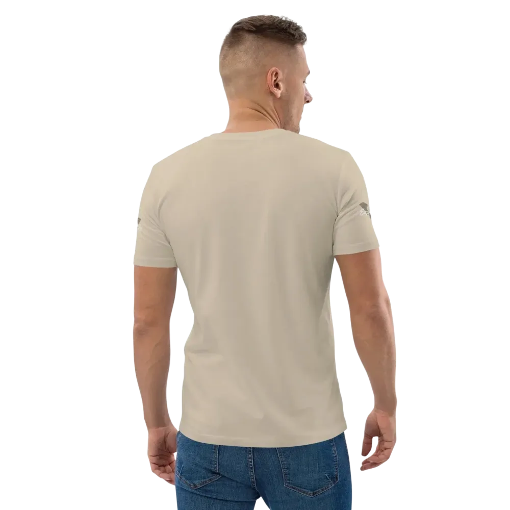 Unisex Bio-Baumwoll-T-Shirt mit Biker-Grafik, bequemer Schnitt, in Desert Dust Farbe, Rückenansicht, für Freizeit und Alltag