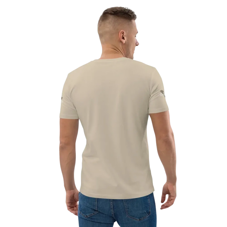Unisex Bio-Baumwoll-T-Shirt mit Biker-Grafik, bequemer Schnitt, in Desert Dust Farbe, Rückenansicht, für Freizeit und Alltag