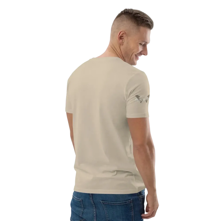 Unisex Bio-Baumwoll-T-Shirt mit Biker-Grafik, bequemer Freizeit-Style in Desert Dust, Rückenansicht, von BUYATHOME24
