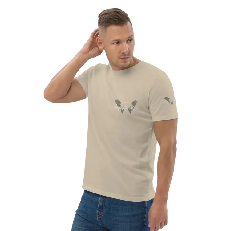 Unisex Bio-Baumwolle T-Shirt im Biker-Stil mit Grafik-Design, in Desert Dust Farbe, vorne links sichtbar, für Freizeit und Alltag.