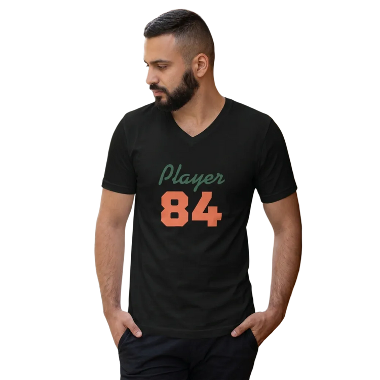 Unisex V-Ausschnitt T-Shirt aus 100% Baumwolle in S bis XL, bequemes Basic von BUYATHOME24, weißes T-Shirt auf Bild.