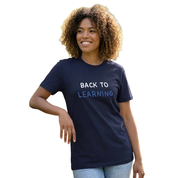 Graues Damen Kurzarmshirt mit Rundhalsausschnitt und grafischem Design aus Baumwolle, erhältlich in den Größen S bis 3XL.