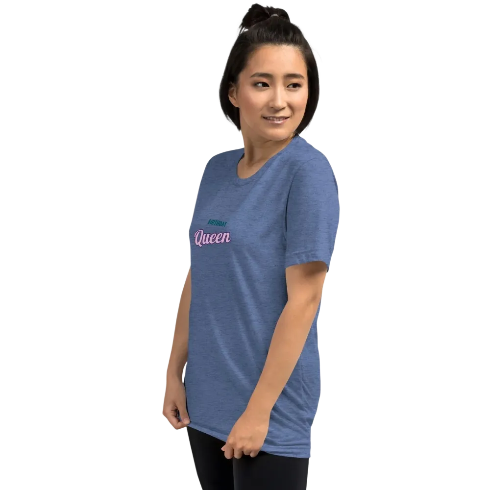 Vintage Look Damen T-Shirt in Blau von BUYATHOME24 mit "Queen" Print, unisex Tri-Blend Material, vorne links sichtbar.