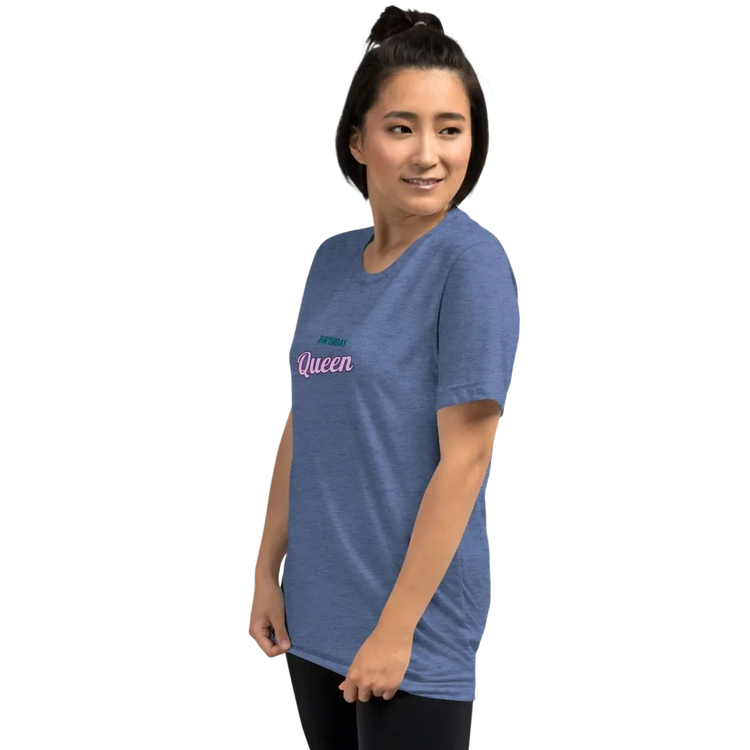 Vintage Look Damen T-Shirt in Blau von BUYATHOME24 mit "Queen" Print, unisex Tri-Blend Material, vorne links sichtbar.
