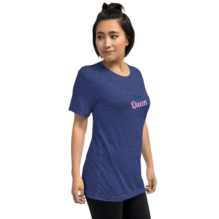 Navyfarbenes Damen T-Shirt im Vintage Look von BUYATHOME24, Unisex-Design, vorne rechts sichtbar, bequemes Tri-Blend Material.