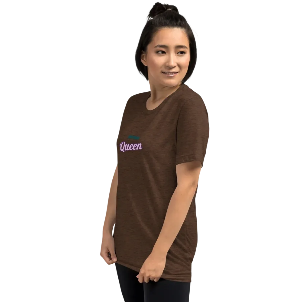Unisex Vintage Look T-Shirt in Braun von BUYATHOME24, Damen T-Shirt mit Geburtstagsmotiv, vorne links sichtbar.