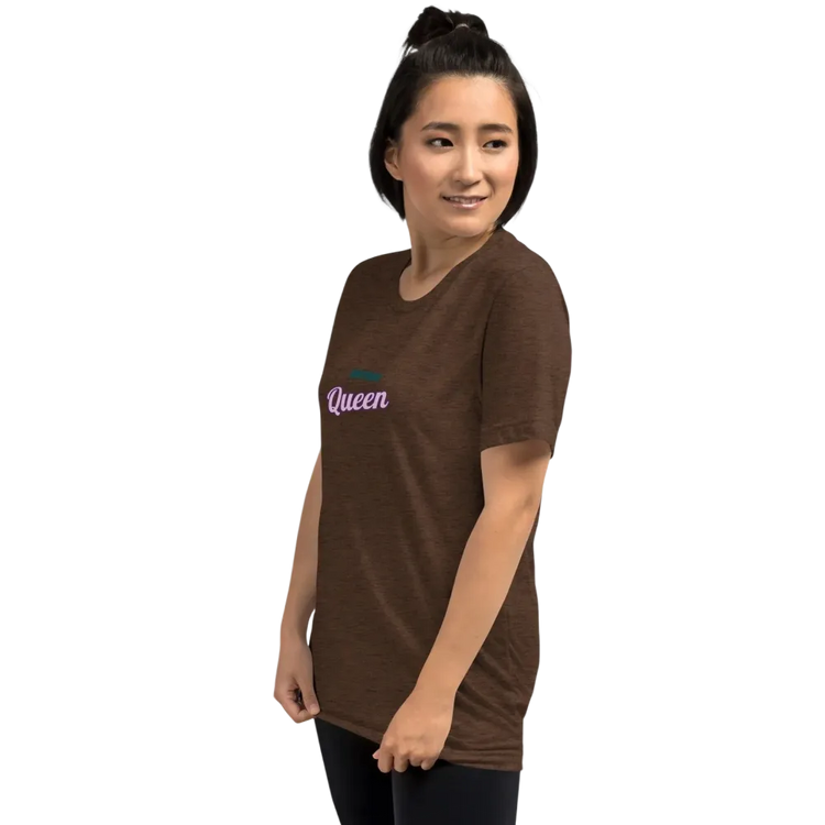 Unisex Vintage Look T-Shirt in Braun von BUYATHOME24, Damen T-Shirt mit Geburtstagsmotiv, vorne links sichtbar.