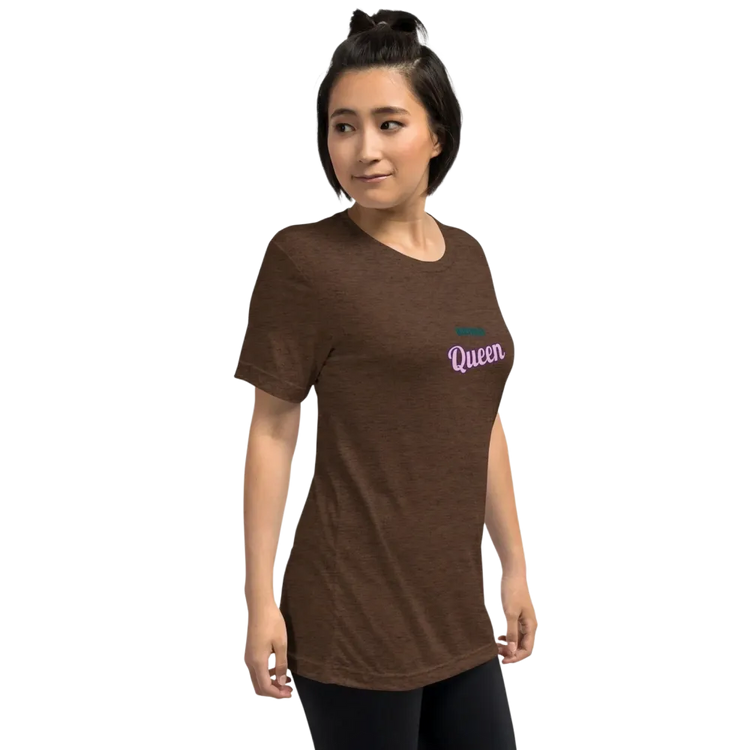 Unisex Vintage Look T-Shirt von BUYATHOME24, braun, mit Queen-Design, Damen T-Shirt, rechte Vorderseite, bequemes Tri-Blend-Material