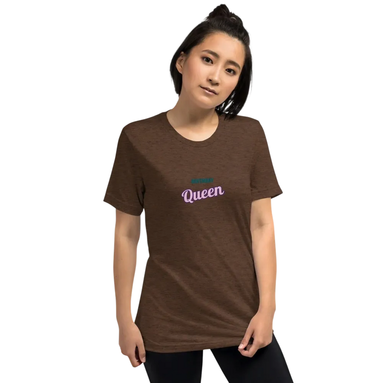 Dessertfarbenes Damen T-Shirt im Vintage-Look von BUYATHOME24, Unisex Tri-Blend, vorne sichtbar, geeignet für Geburtstagsgeschenk.