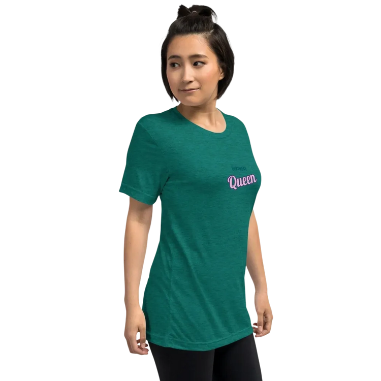Unisex Vintage Look T-Shirt von BUYATHOME24 in Türkis, Damen T-Shirt mit Geburtstagsdesign, rechte Vorderseite, leichter Tri-Blend-Stoff.