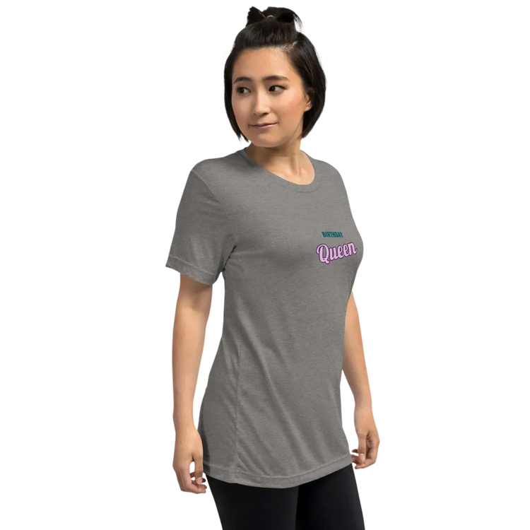 Unisex Vintage Look T-Shirt von BUYATHOME24 in Grau, Damen T-Shirt, vorne rechts, bequeme Tri-Blend-Qualität, Geburtstagsgeschenk