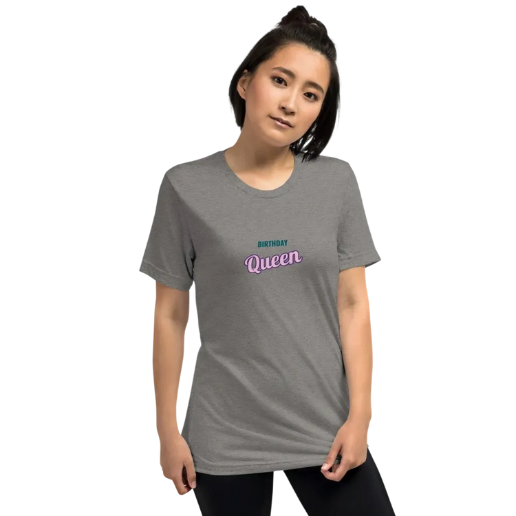 Unisex Vintage Look T-Shirt von BUYATHOME24 in Grau, Damen T-Shirt, Geburtstagsgeschenk, Frontansicht, bequemes Tri-Blend Material.