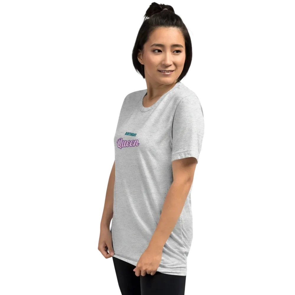 Weißes Damen T-Shirt im Vintage-Look mit Queen-Print, unisex Tri-Blend Stoff, linke Brustseite, von BUYATHOME24, erhältlich in XS bis 4XL