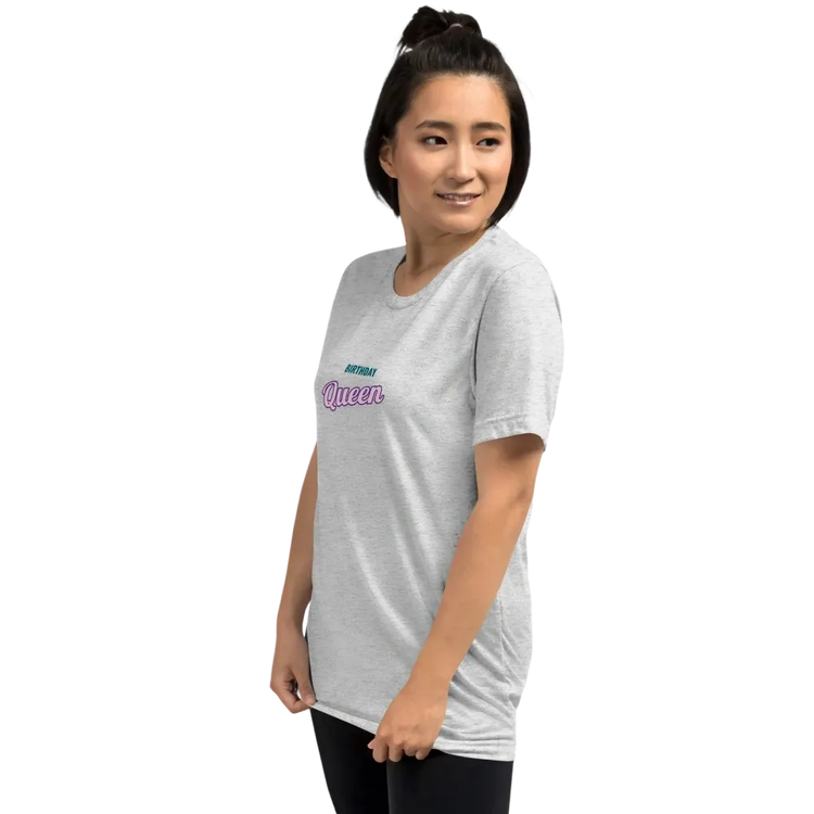 Weißes Damen T-Shirt im Vintage-Look mit Queen-Print, unisex Tri-Blend Stoff, linke Brustseite, von BUYATHOME24, erhältlich in XS bis 4XL