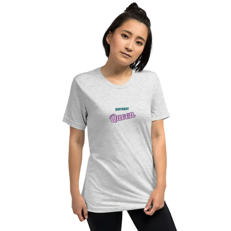 Weißes Damen T-Shirt im Vintage-Look mit Queen-Design, unisex Tri-Blend Material, perfekt für Geburtstagsgeschenke von BUYATHOME24