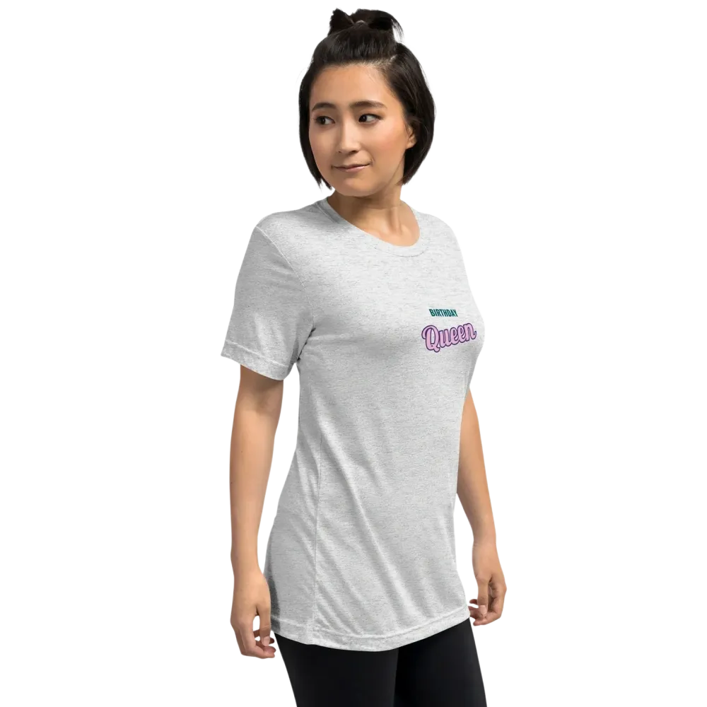 Weißes Vintage Look Damen T-Shirt von BUYATHOME24 mit unisex-Design und Fleckmuster, vorne rechts sichtbar.