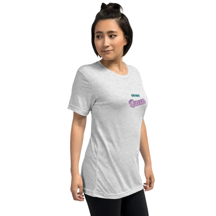 Weißes Vintage Look Damen T-Shirt von BUYATHOME24 mit unisex-Design und Fleckmuster, vorne rechts sichtbar.