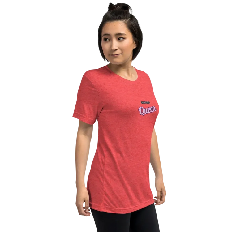 Vintage Look Damen T-Shirt mit Queen Druck in Rot, Unisex Tri-Blend Material, perfekt für Geburtstagsgeschenke von BUYATHOME24