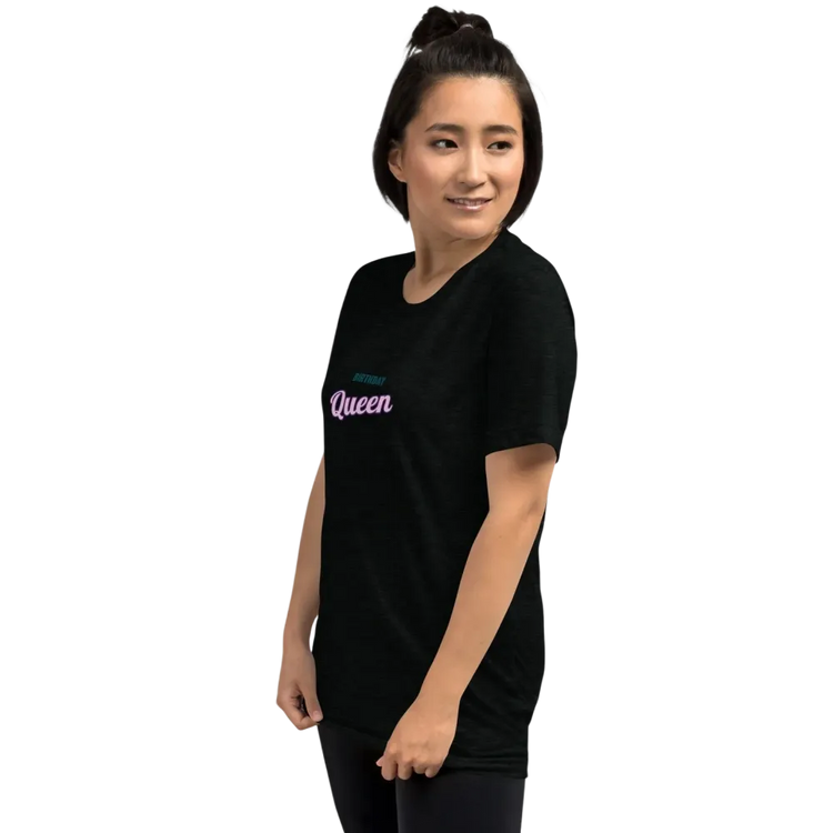 Unisex Vintage-Look T-Shirt in Schwarz von BUYATHOME24, Damen T-Shirt, weiches Tri-Blend, links vorne.