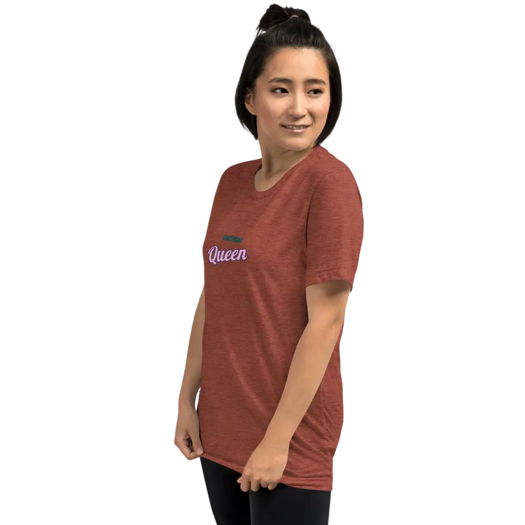 Unisex Vintage Look T-Shirt in Clay mit Queen-Print, Damen T-Shirt von BUYATHOME24, links vorne, bequemes Tri-Blend Material.