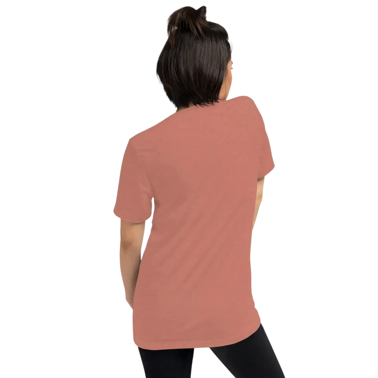 Unisex Vintage Look T-Shirt von BUYATHOME24 in Mauve, Damen T-Shirt mit Geburtstagsmotiv, bequemes Tri-Blend Material.