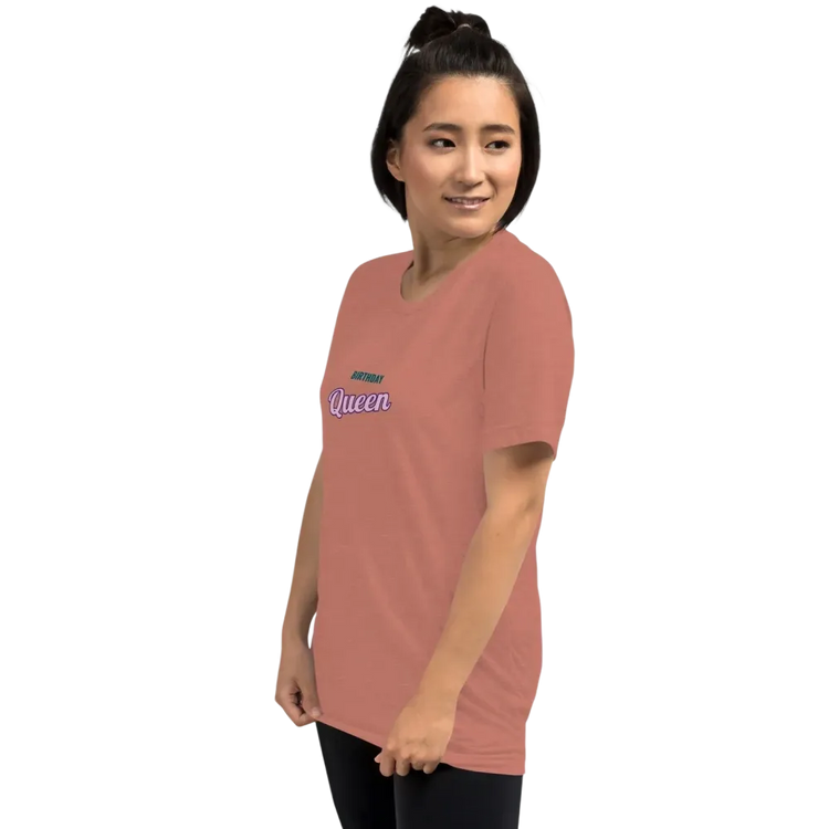 Unisex Vintage Look T-Shirt von BUYATHOME24 in Mauve, links vorne, für Damen, erhältlich in XS bis 4XL, weiches Tri-Blend Material