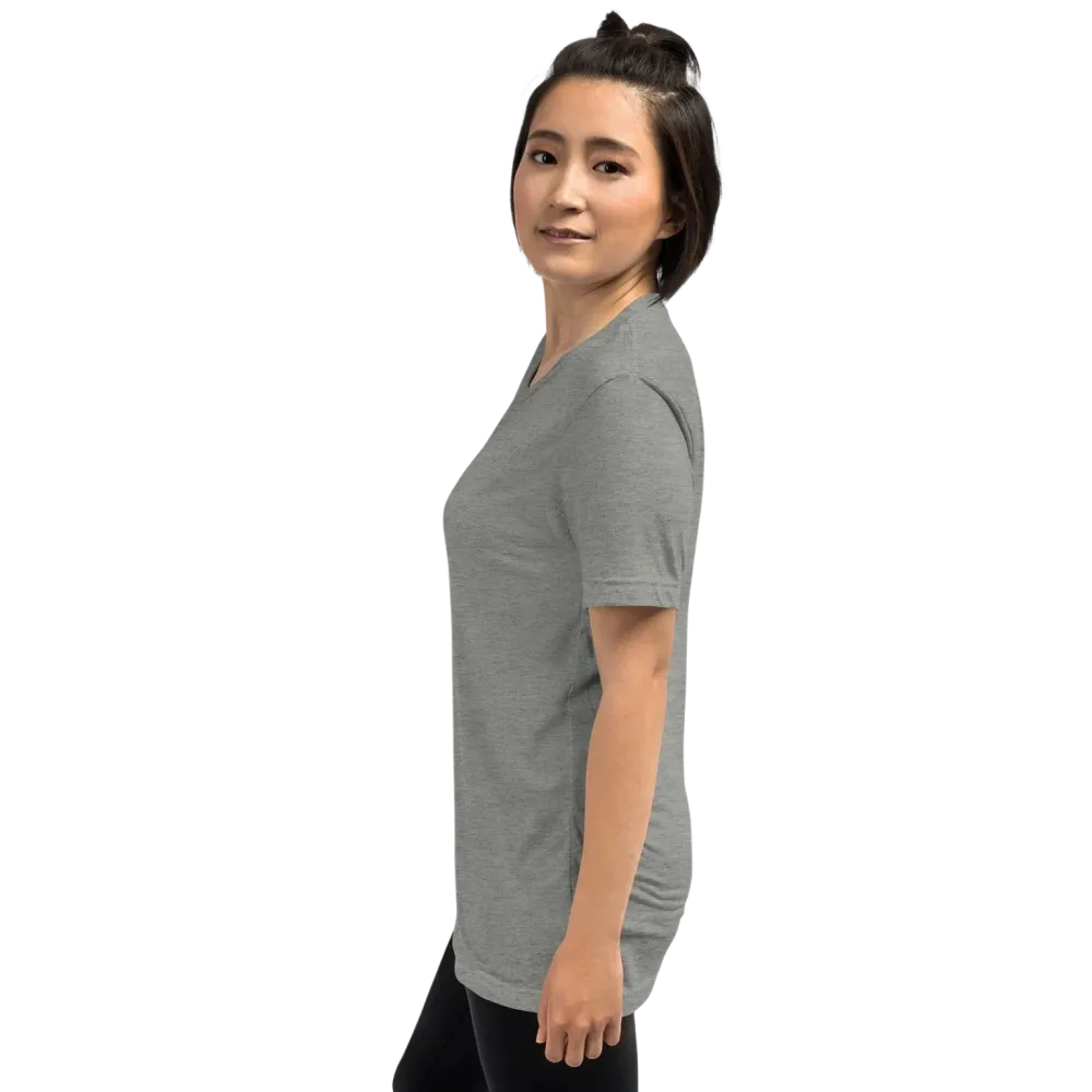 Vintage Look Damen T-Shirt in Grau mit Queens Motiv, unisex Tri-Blend Stoff, ideal als Geburtstagsgeschenk, von BUYATHOME24