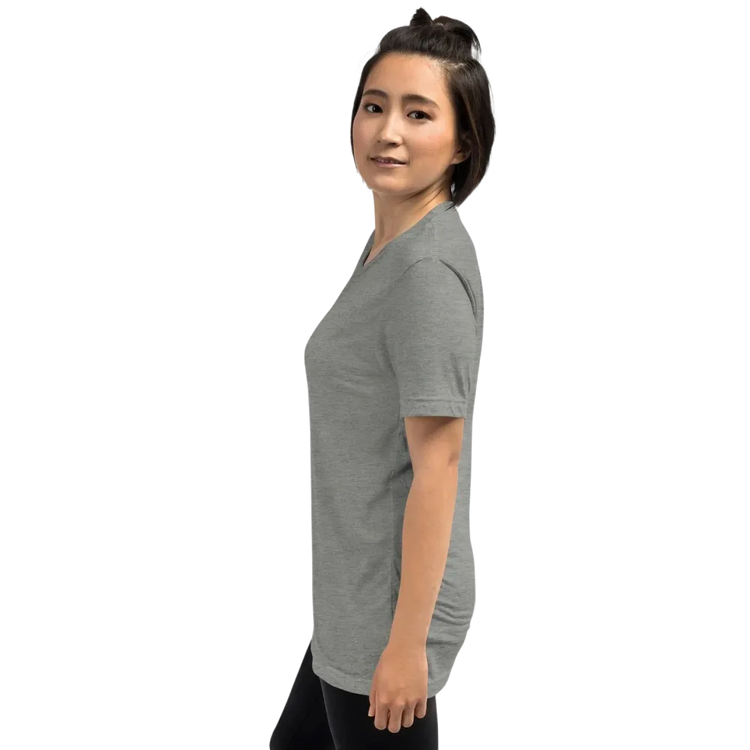 Vintage Look Damen T-Shirt in Grau mit Queens Motiv, unisex Tri-Blend Stoff, ideal als Geburtstagsgeschenk, von BUYATHOME24