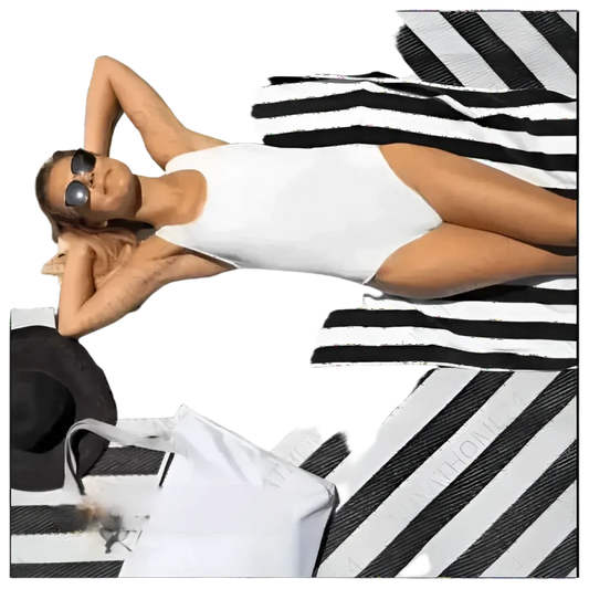 Weißer Damen Badeanzug von BUYATHOME24 mit U-Ausschnitt, chlorbeständig, in den Größen XS bis 3XL, zeigt die Vorderseite.