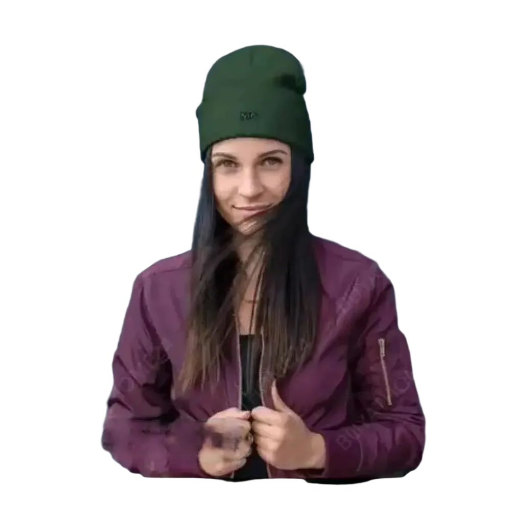 Dunkelgrüne Wintermütze Beanie für Herren und Damen aus Baumwolle und Acryl, 44-45 cm, von BUYATHOME24 auf einem weißen Hintergrund