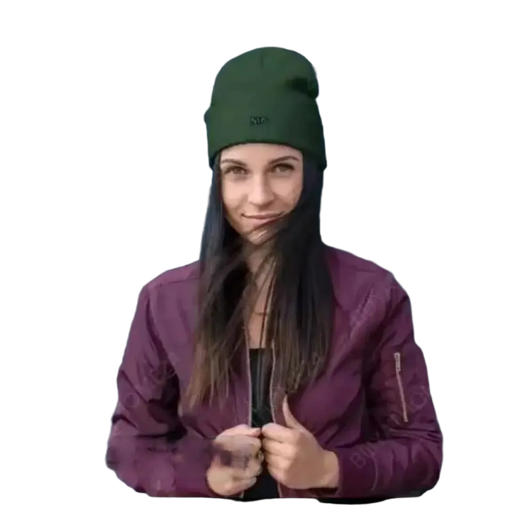Dunkelgrüne Wintermütze Beanie für Herren und Damen aus Baumwolle und Acryl, 44-45 cm, von BUYATHOME24 auf einem weißen Hintergrund